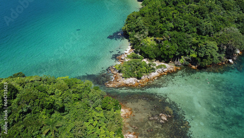 île plongeant dans une eau turquoise vue du ciel