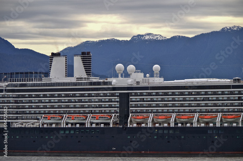 Holland America Kreuzfahrtschiff Oosterdam geht auf Alaska-Kreuzfahrt von Vancouver, Kanada - HAL luxury cruiseship cruise ship liner sailing into Vancouver, BC photo