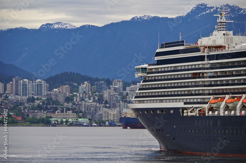 Holland America Kreuzfahrtschiff Oosterdam geht auf Alaska-Kreuzfahrt von Vancouver, Kanada - HAL luxury cruiseship cruise ship liner sailing into Vancouver, BC © Tamme
