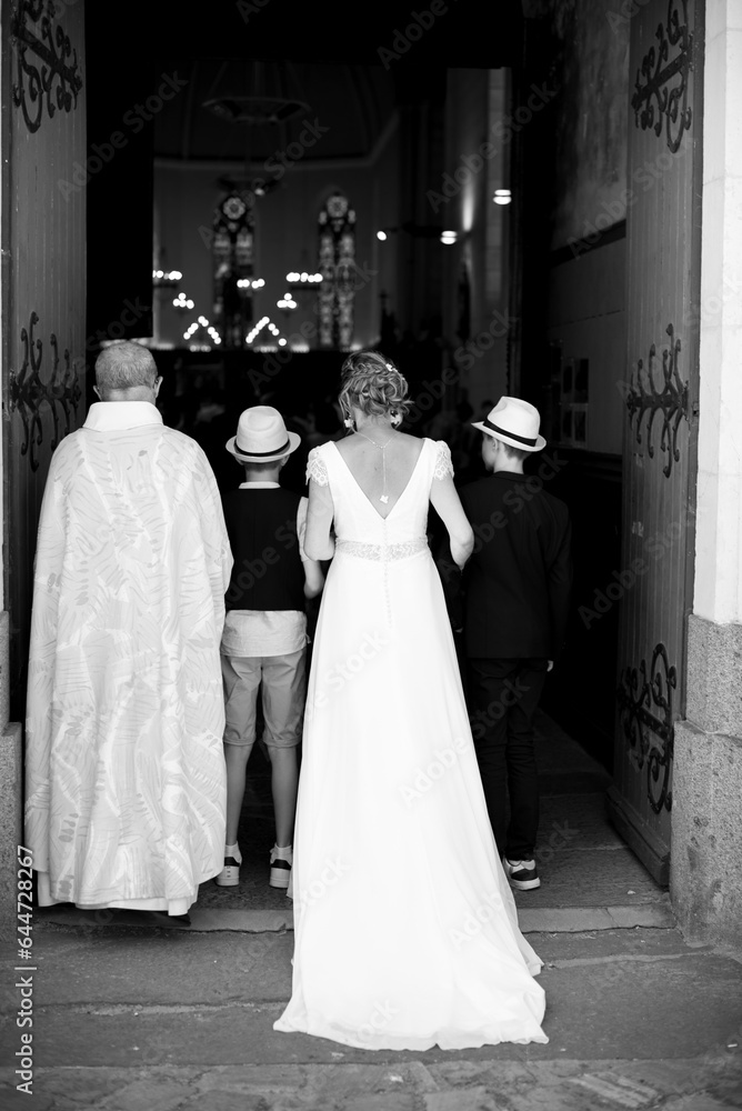 Femme, mariée entrant dans une église Femme, mariée entrant dans une église
