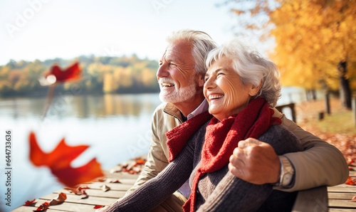 lachende lebensfrohe zufriedene Senioren umarmen sich im Herbst