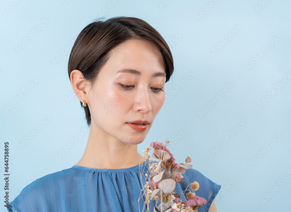 お花を持つ日本人女性 お花を持つ日本人女性
