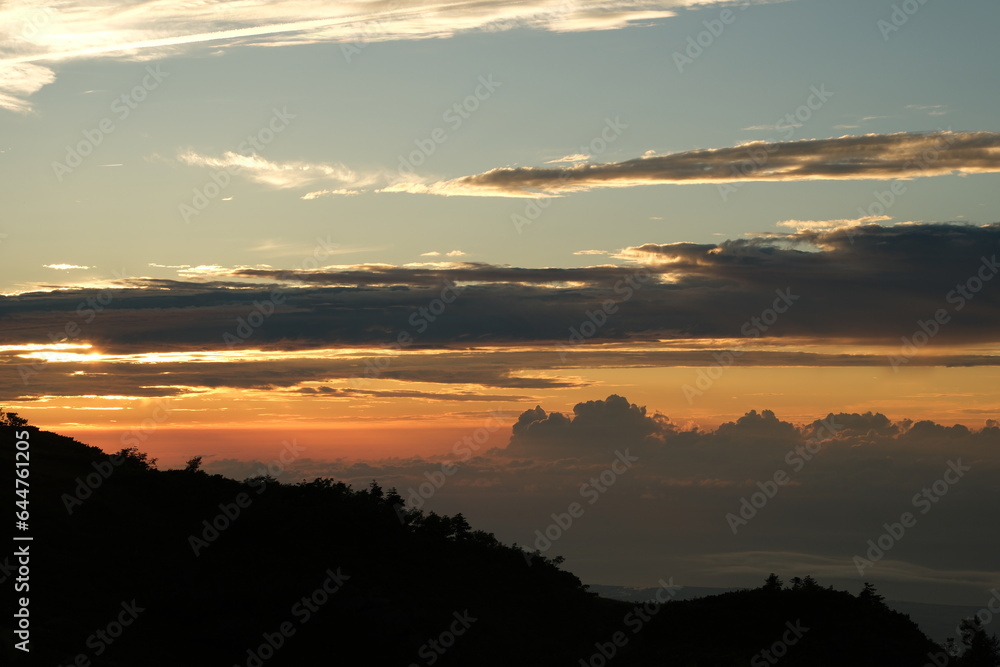 朝日小屋キャンプ場からの富山湾、日本海。夕暮れ時の北アルプス。 朝日小屋キャンプ場からの富山湾、日本海。夕暮れ時の北アルプス。