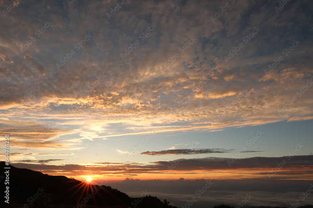 朝日小屋キャンプ場からの富山湾、日本海。夕暮れ時の北アルプス。