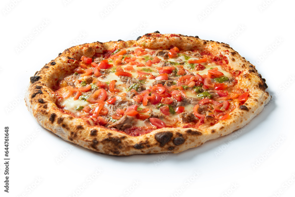 Deliziosa pizza gourmet condita con salsiccia di maiale, pesto e pomodorini, cibo italiano 