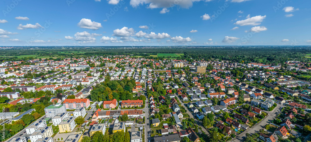 Blick über den Augsburger Stadtteil Haunstetten zum Stadtwald 