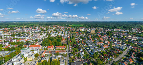 Blick über den Augsburger Stadtteil Haunstetten zum Stadtwald 