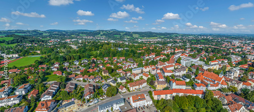 Kempten im Allgäu, Blick über die Zentrale Stadt des Allgäus am bayerischen Alpenrand © ARochau