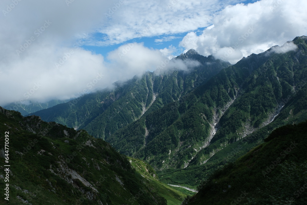 雲海と剱岳。北アルプスの絶景トレイル。日本の雄大な自然。