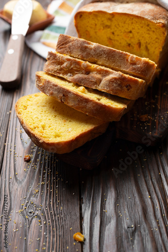 Obraz na płótnie Homemade cornbread slices and butter on kitchen table w salonie