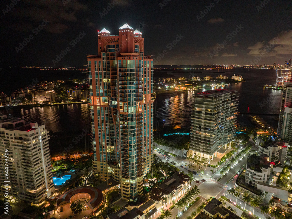 Fototapeta premium Downtown Miami Skyline and Biscayne Bay at night Miami, Florida, USA skyline on Biscayne Bay, city night backgrounds. Skyline of miami biscayne bay reflections, high resolution.