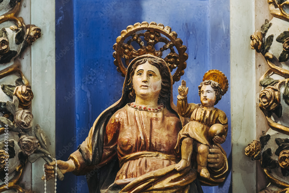 Statue ancienne représentant la vierge et l'enfant dans une église en France