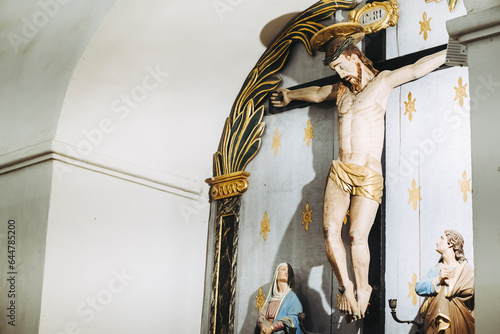 Crucifix en bois dans une église française catholique