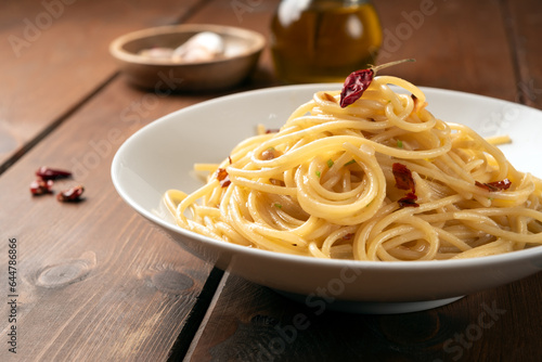 Piatto di saporiti spaghetti con aglio, olio e peperoncino, ricetta tradizionale di pasta italiana, cibo europeo  photo