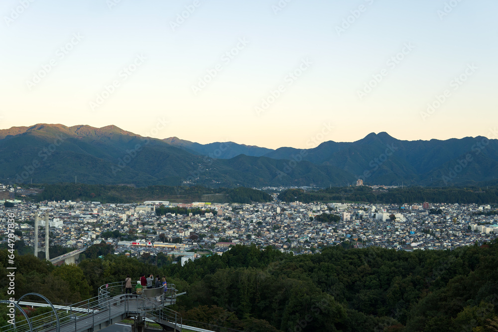 秩父ミューズパークの展望台から市街地を眺める人がいる風景／日本埼玉県