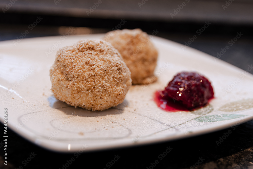 Topfenknödel auf dem Teller Topfenknödel auf dem Teller
