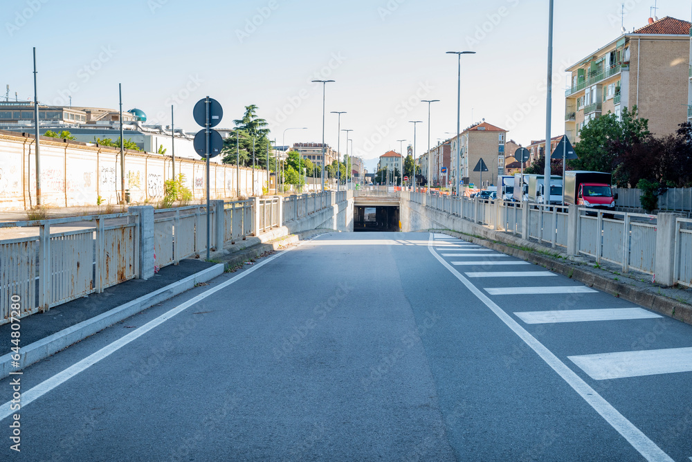 Ripresa frontale di strada in asfalto con sottppassaggio per automobili. Ripresa frontale di strada in asfalto con sottppassaggio per automobili.