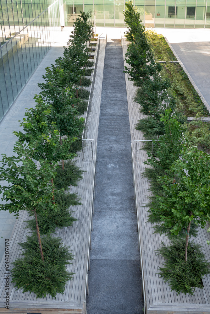 Obraz premium Architettura. Città ecologicamente sostenibile. Piante e verde in strtuttura urbana.