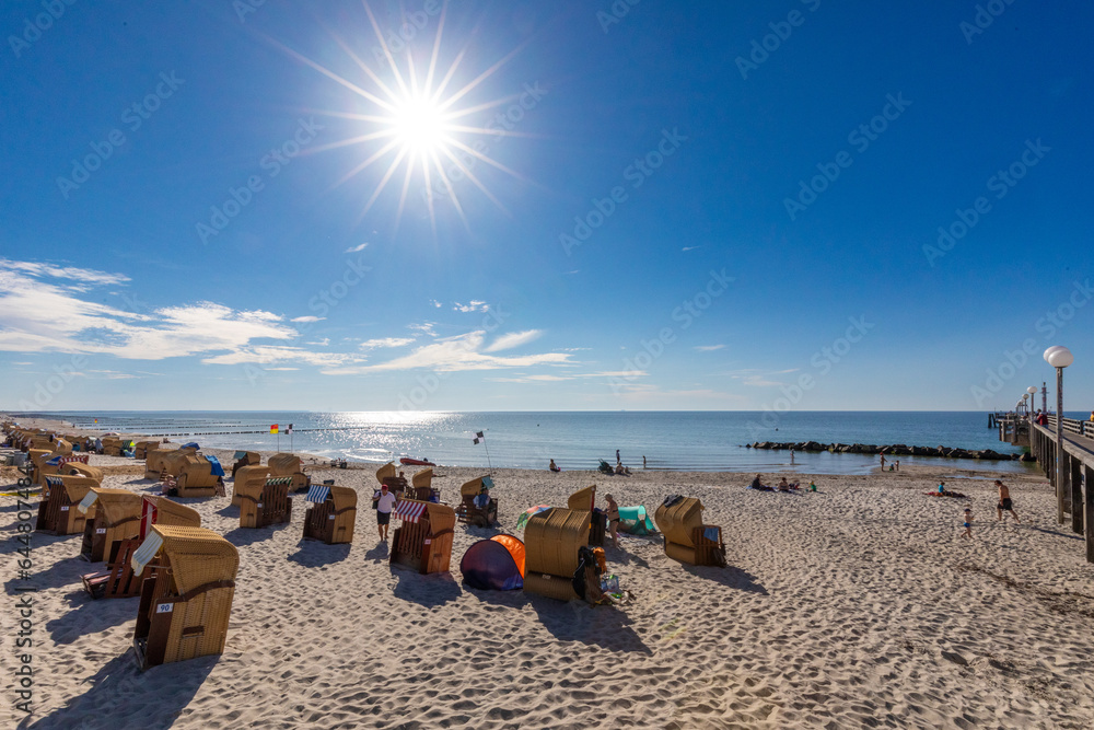 Strahlende Sonne über dem Strand von Wustrow an der Ostsee. Strahlende Sonne über dem Strand von Wustrow an der Ostsee.