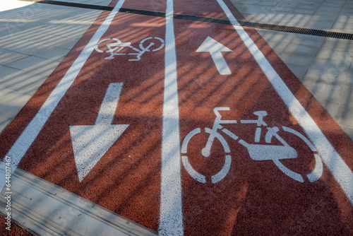 Primo piano di pista ciclabile per biciclette. Viabilità urbana in città. photo