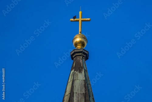 Mond über Kirchturmkreuz