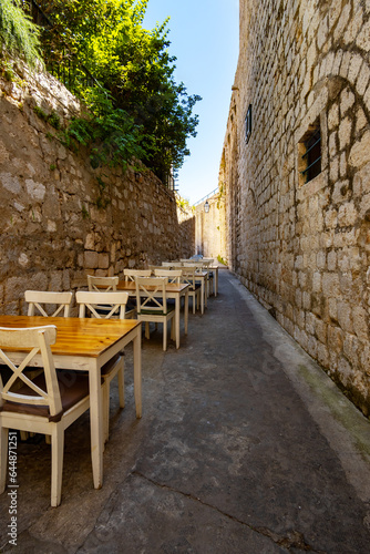 Fototapeta Naklejka Na Ścianę i Meble -  open-air cafe on the narrow street of the old town of Dubrovnik, croatia, vintage architecture, the concept of traveling through the Balkans