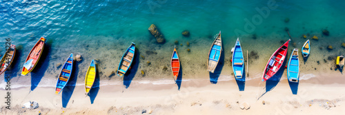 Boote am Strand aus der Vogelperspektive. Generiert mit KI
