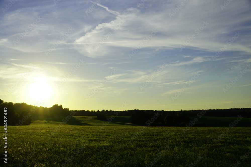 Sonnenuntergang auf einem Feld