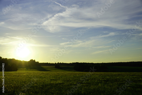 Sonnenuntergang auf einem Feld