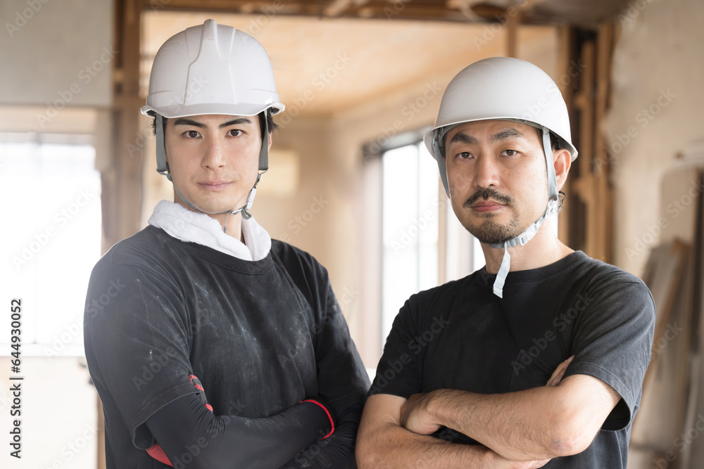 腕組みをする現場のガテン系の作業員 見上げる 挑戦などのイメージ 真剣な表情 カメラ目線 Stock Photo | Adobe Stock