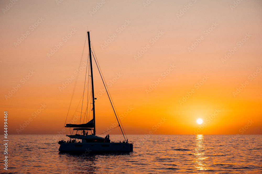 Catamaran devant un coucher de soleil sur la mer méditerranée 