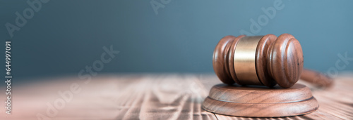 Papier peint wooden judge on the table