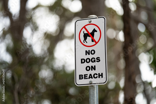 Φωτογραφία No dogs allowed signs, on a bush walking track in Australia