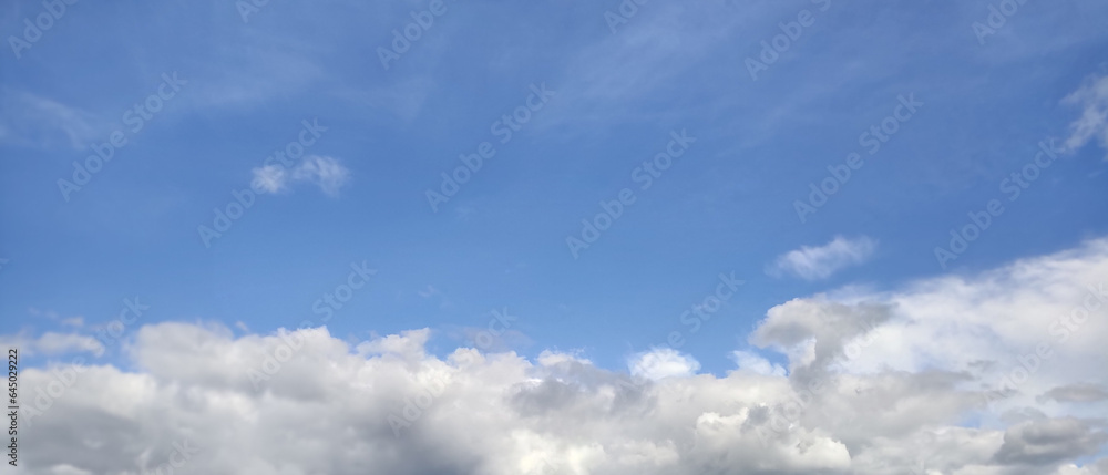 Obraz premium Blue Sky Light Clouds image in the summer in Sweden.