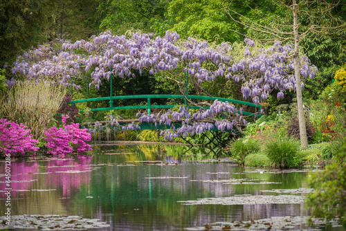 Photo Green bridge, Monet's garden spring May, France Giverny