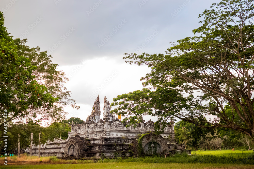 The temple buildings and statues of Lembuswana on Kumala Island are still maintained in their beauty and cleanliness. The temple buildings and statues of Lembuswana on Kumala Island are still maintained in their beauty and cleanliness.