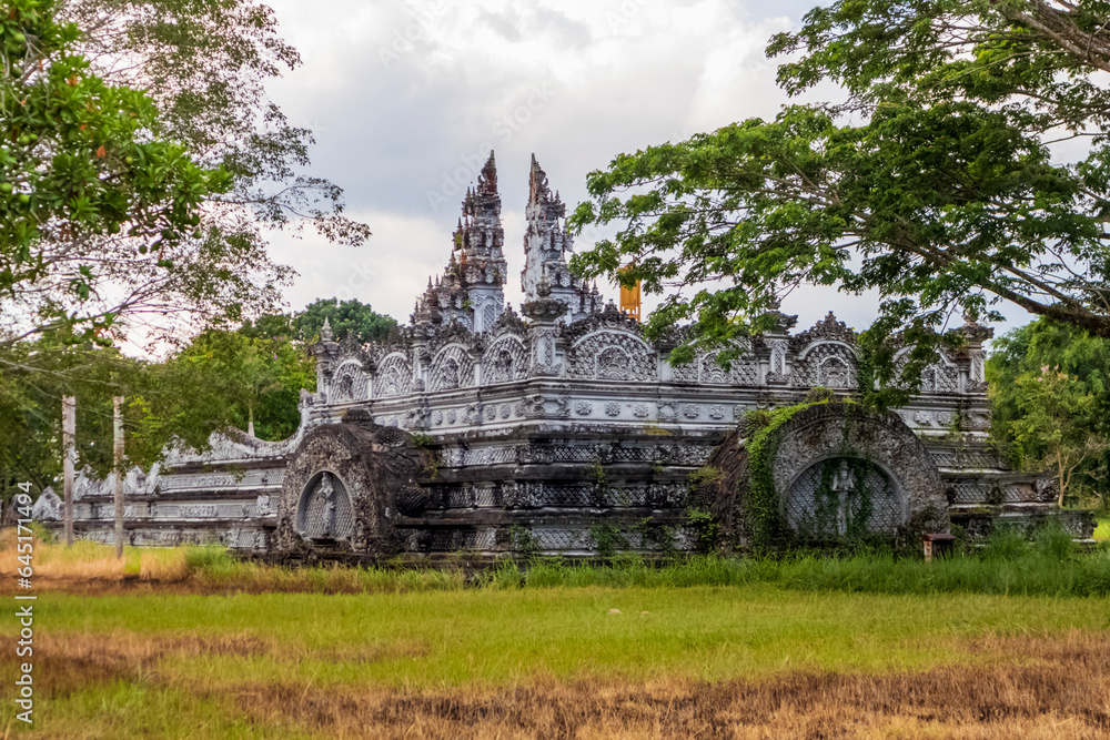 The temple buildings and statues of Lembuswana on Kumala Island are still maintained in their beauty and cleanliness.