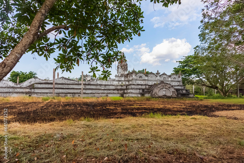 The temple buildings and statues of Lembuswana on Kumala Island are still maintained in their beauty and cleanliness.