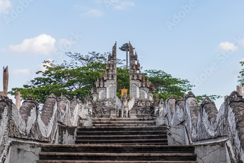 The temple buildings and statues of Lembuswana on Kumala Island are still maintained in their beauty and cleanliness. photo