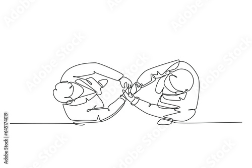 Single one line drawing top view of businessmen handshaking his business partner. Great teamwork. Project business deal and cooperation. Modern continuous line draw design graphic vector illustration