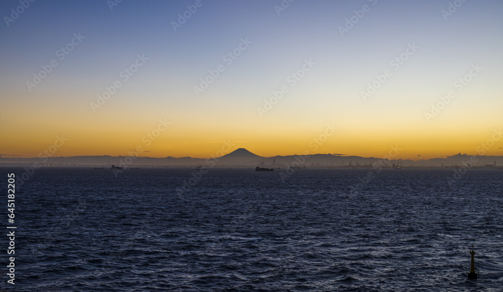 よく晴れた日の富士山と横浜の夕景