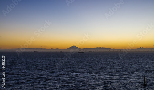 よく晴れた日の富士山と横浜の夕景