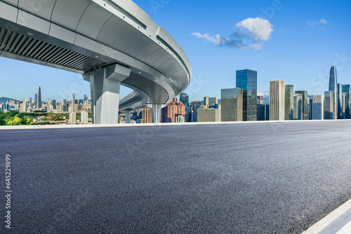 Foto Asphalt road and pedestrian bridge with city skyline scenery in Shenzhen, Guangdong Province, China