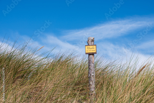 Gelbes Schild mit Aufschrift Brut- und Rastgebiet Bitte nicht betreten