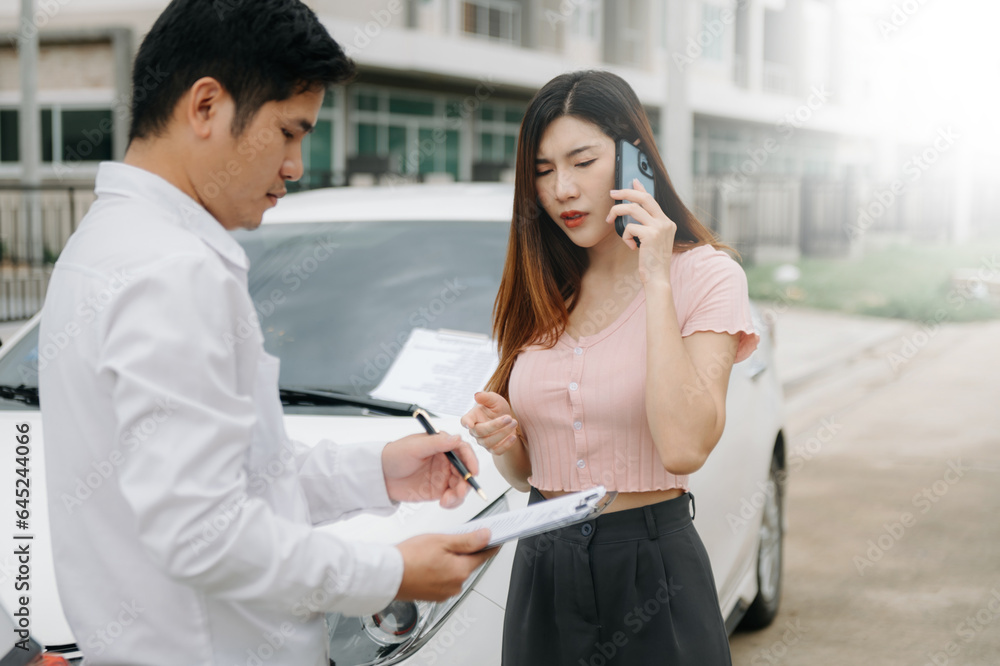 Customers and car insurance agents have entered into agreements and signed documents to claim compensation after on the road in sun light.. Customers and car insurance agents have entered into agreements and signed documents to claim compensation after on the road in sun light..