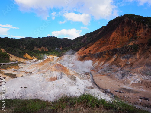 秋の登別温泉 地獄谷・大湯沼自然探勝路から見た風景