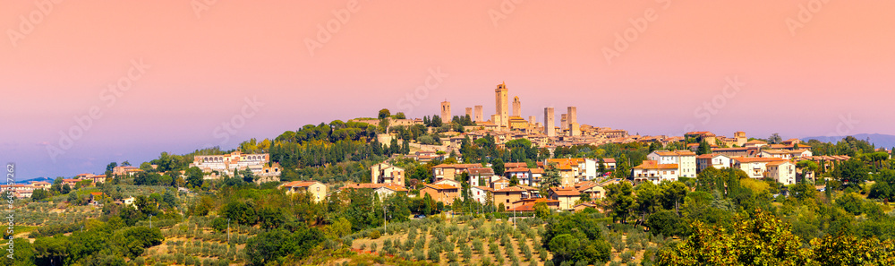 Fototapeta premium panorama of beautiful San Gimignano, at sunset Tuscany. Italy