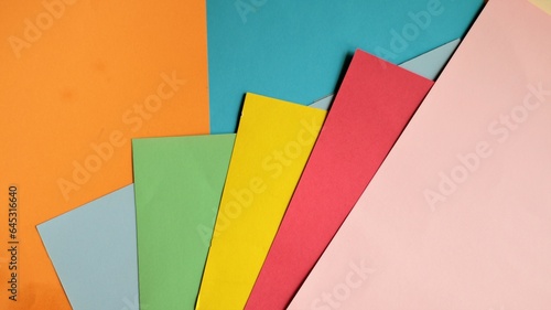 cartulinas de colores formando abanico