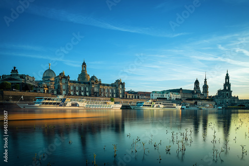 Blick vom Neustädter Elbufer auf die Dresdner Altstadt in der blauen Stunde © Uwe