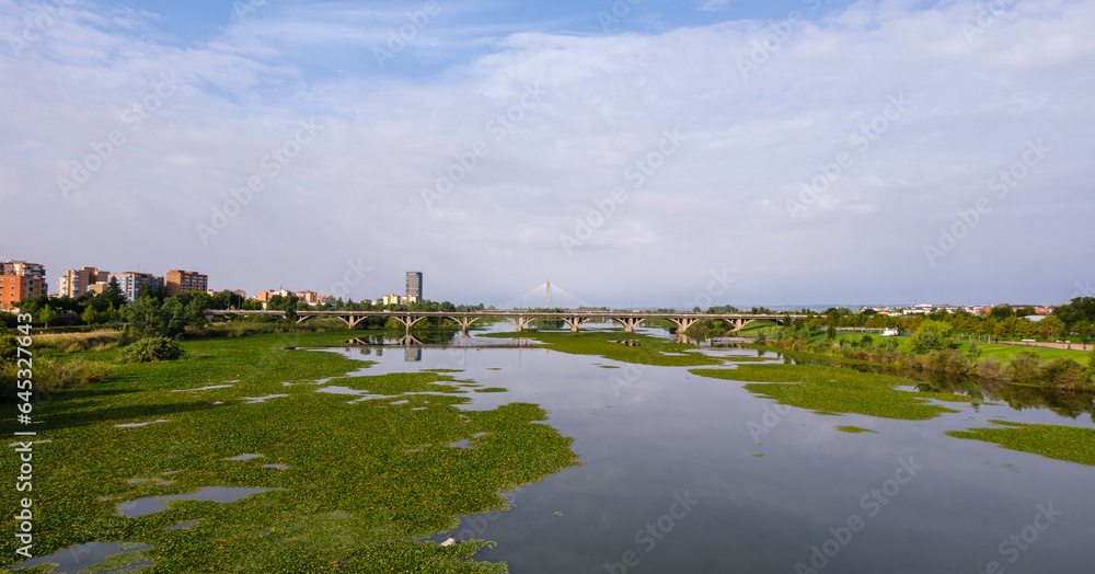 Río Guadiana desde el Puente romano un paisaje histórico y turístico de Extremadura, España Río Guadiana desde el Puente romano un paisaje histórico y turístico de Extremadura, España
